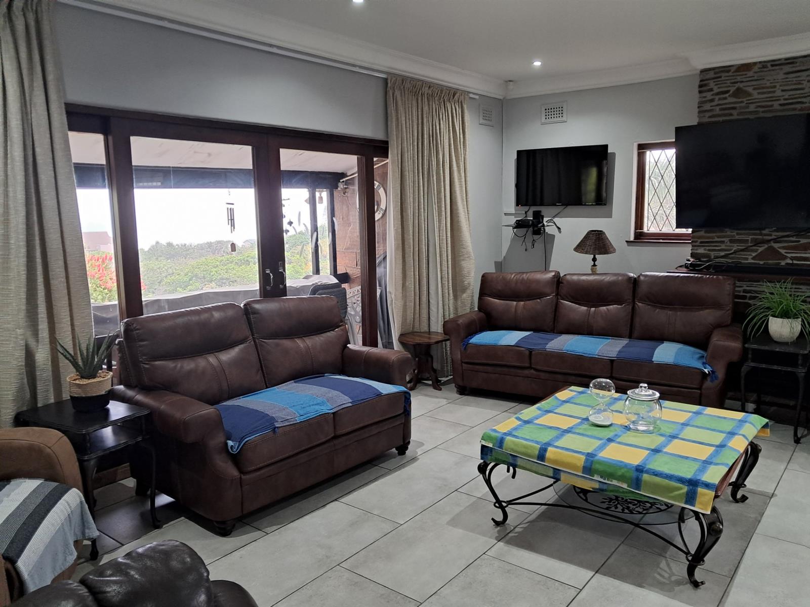 SHELLY BEACH: BEAUTIFUL MODERN RENOVATED FURNISHED HOUSE FOR SALE. MOVE IN READY