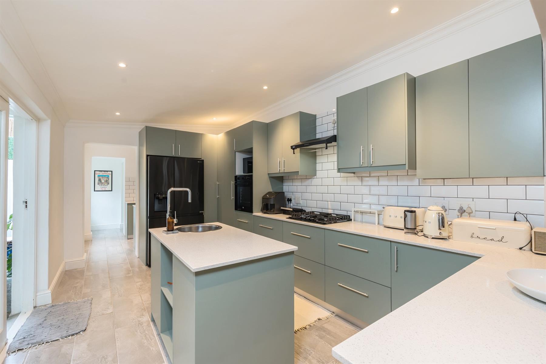Charming 3-Bedroom Family Home with a Pool in Gardens, Cape Town