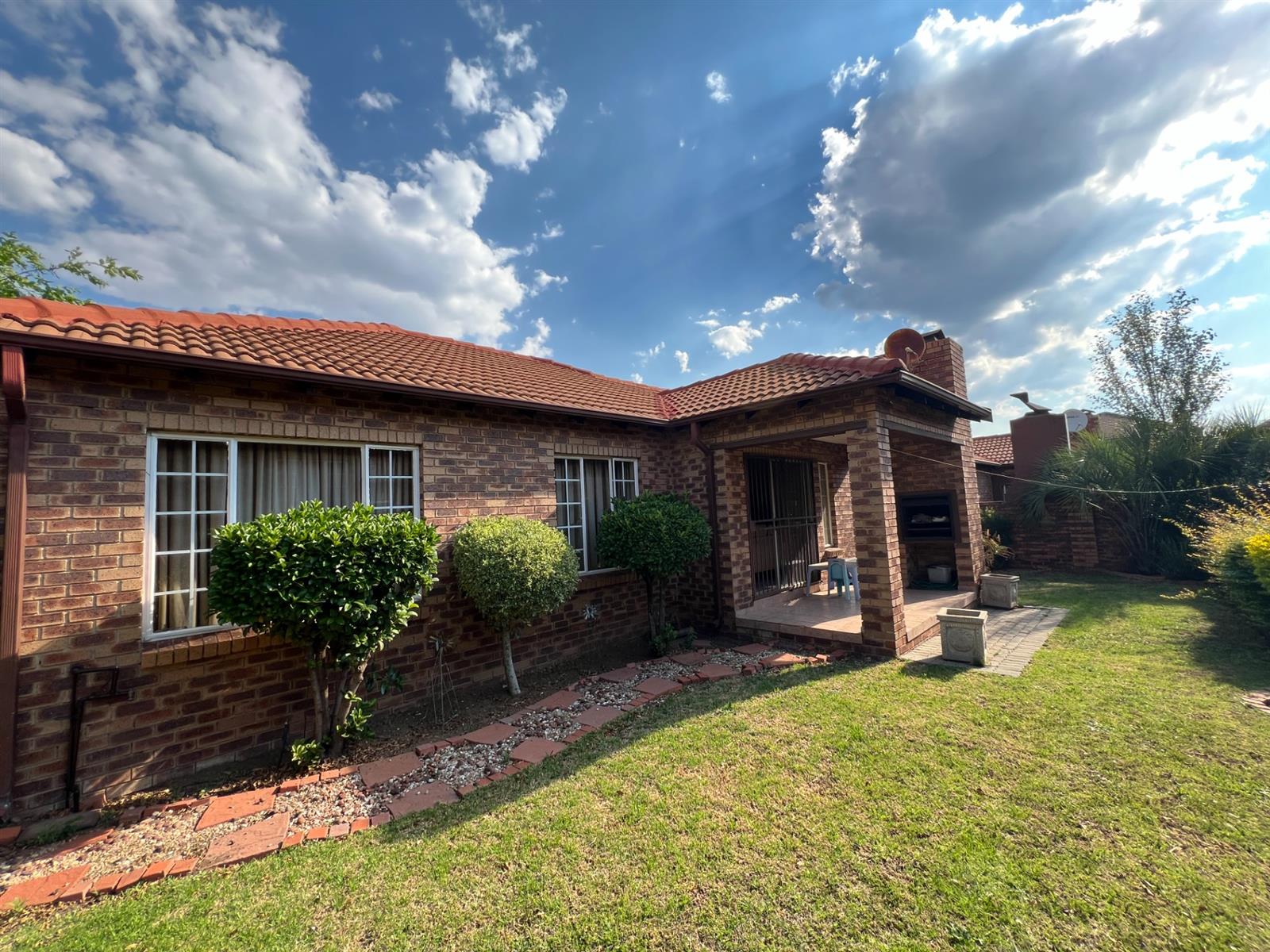 Beautiful 3 bedroom townhouse For Sale in Rooihuiskraal North, Centurion