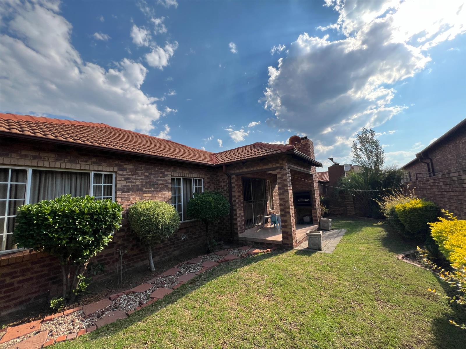Beautiful 3 bedroom townhouse For Sale in Rooihuiskraal North, Centurion
