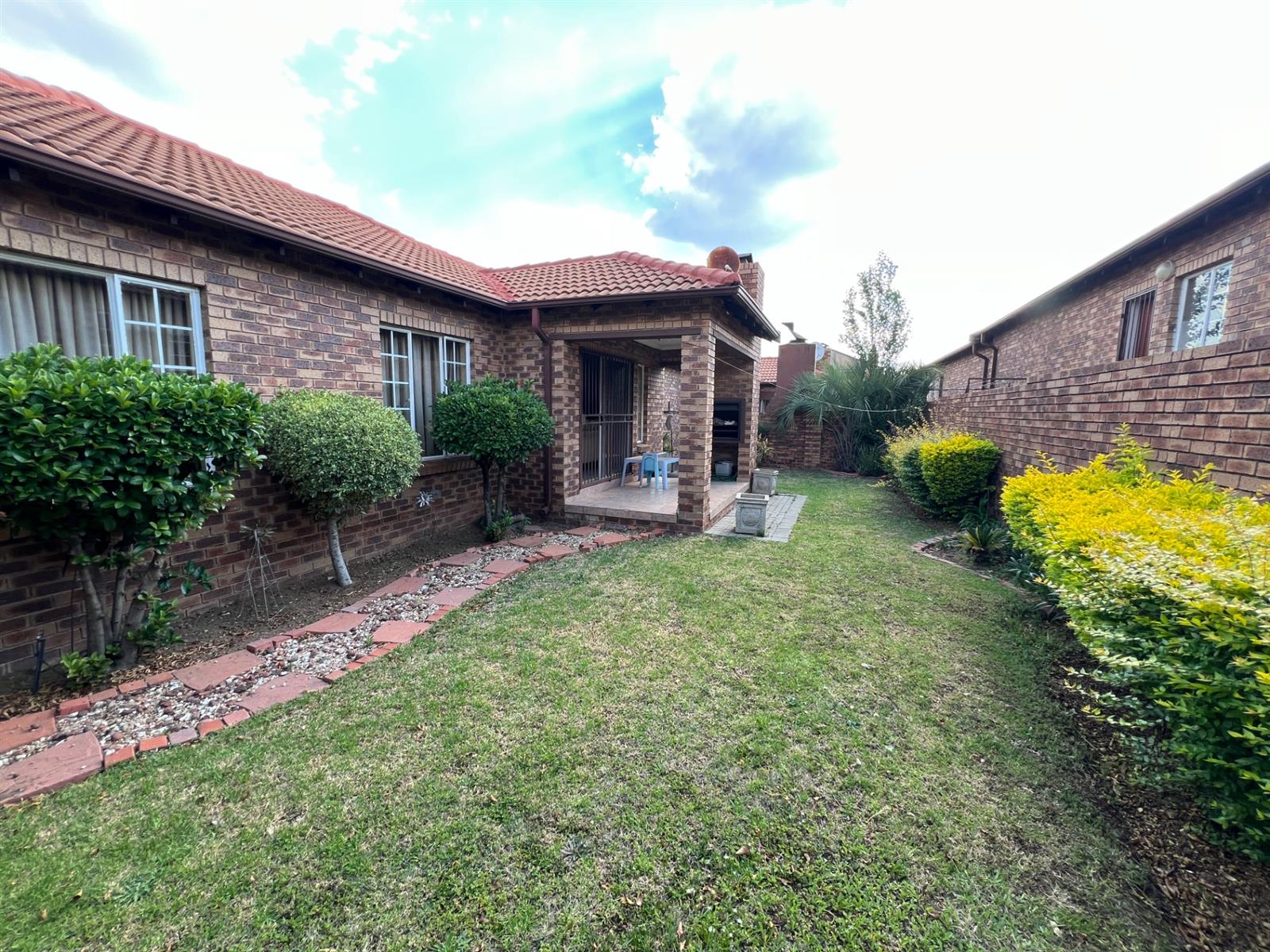 Beautiful 3 bedroom townhouse For Sale in Rooihuiskraal North, Centurion