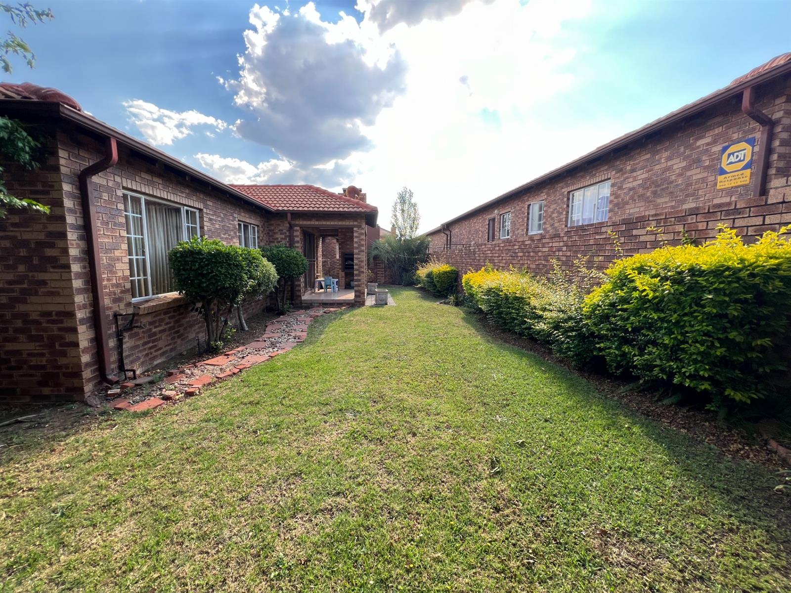 Beautiful 3 bedroom townhouse For Sale in Rooihuiskraal North, Centurion