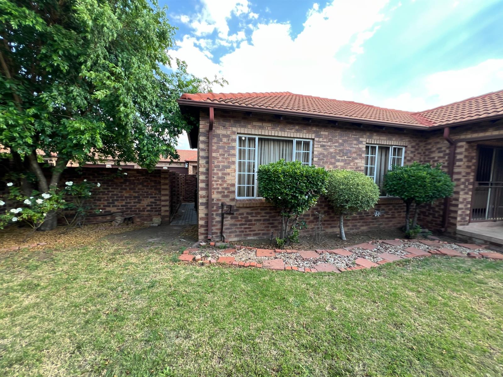 Beautiful 3 bedroom townhouse For Sale in Rooihuiskraal North, Centurion