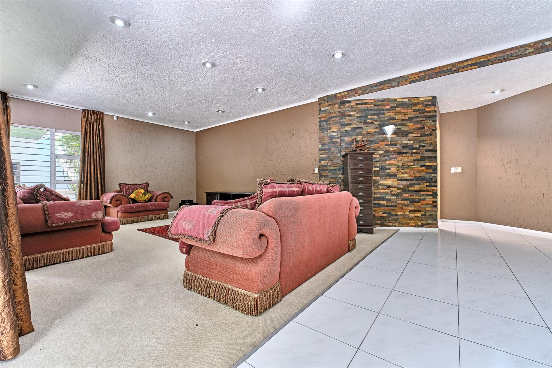 Bright and spacious simplex cluster in prime location, close to everything