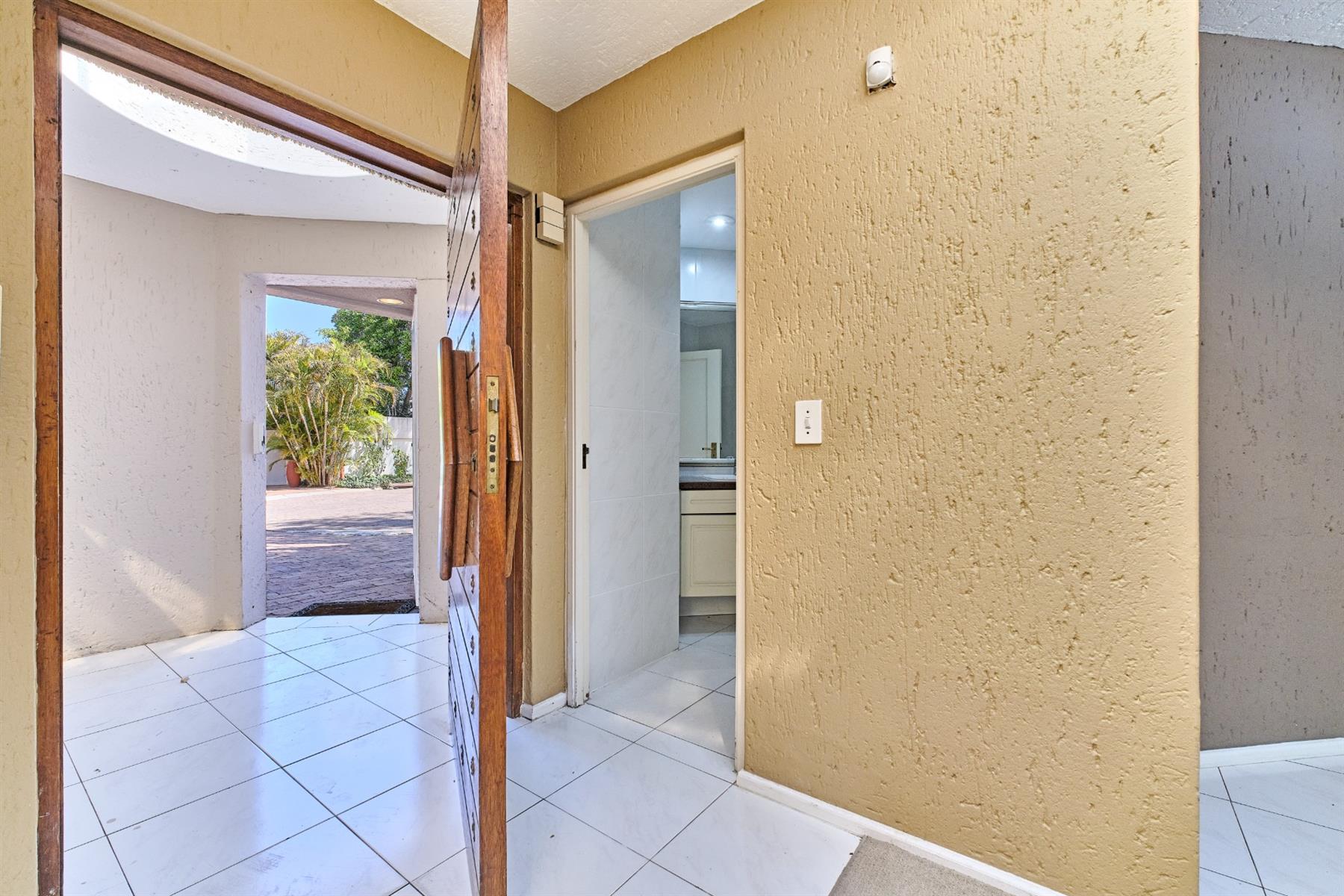 Bright and spacious simplex cluster in prime location, close to everything