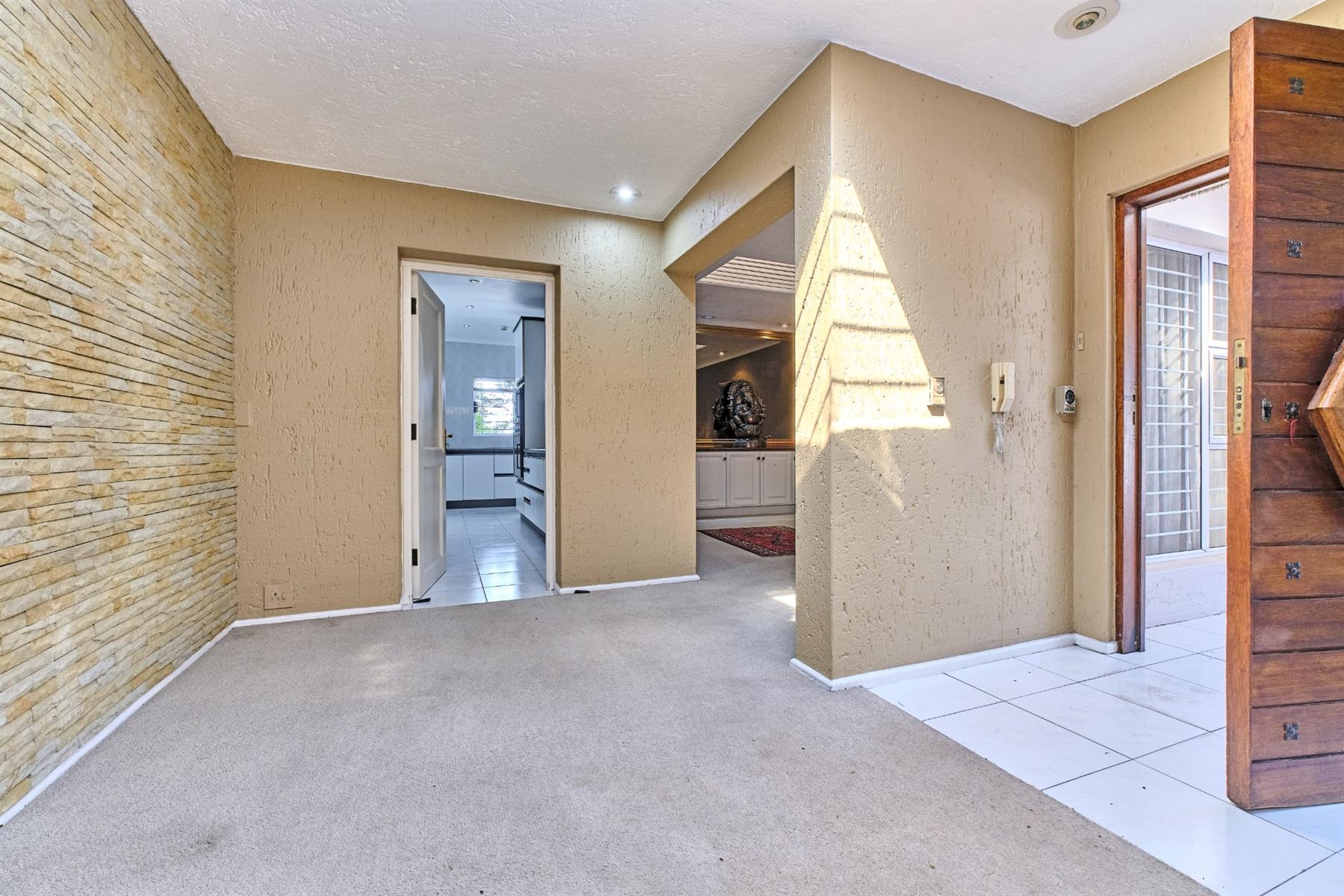 Bright and spacious simplex cluster in prime location, close to everything
