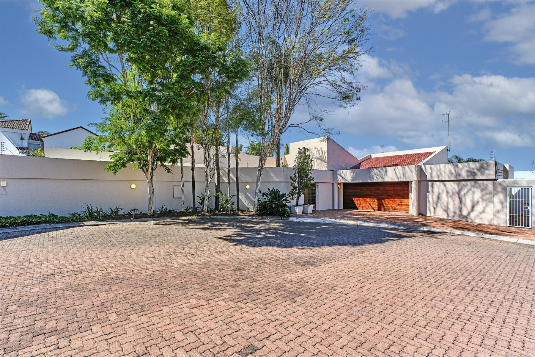 Bright and spacious simplex cluster in prime location, close to everything