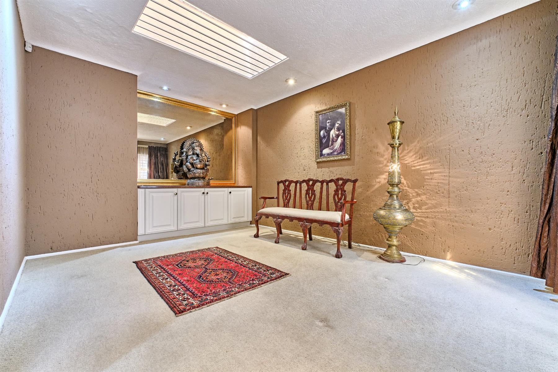 Bright and spacious simplex cluster in prime location, close to everything