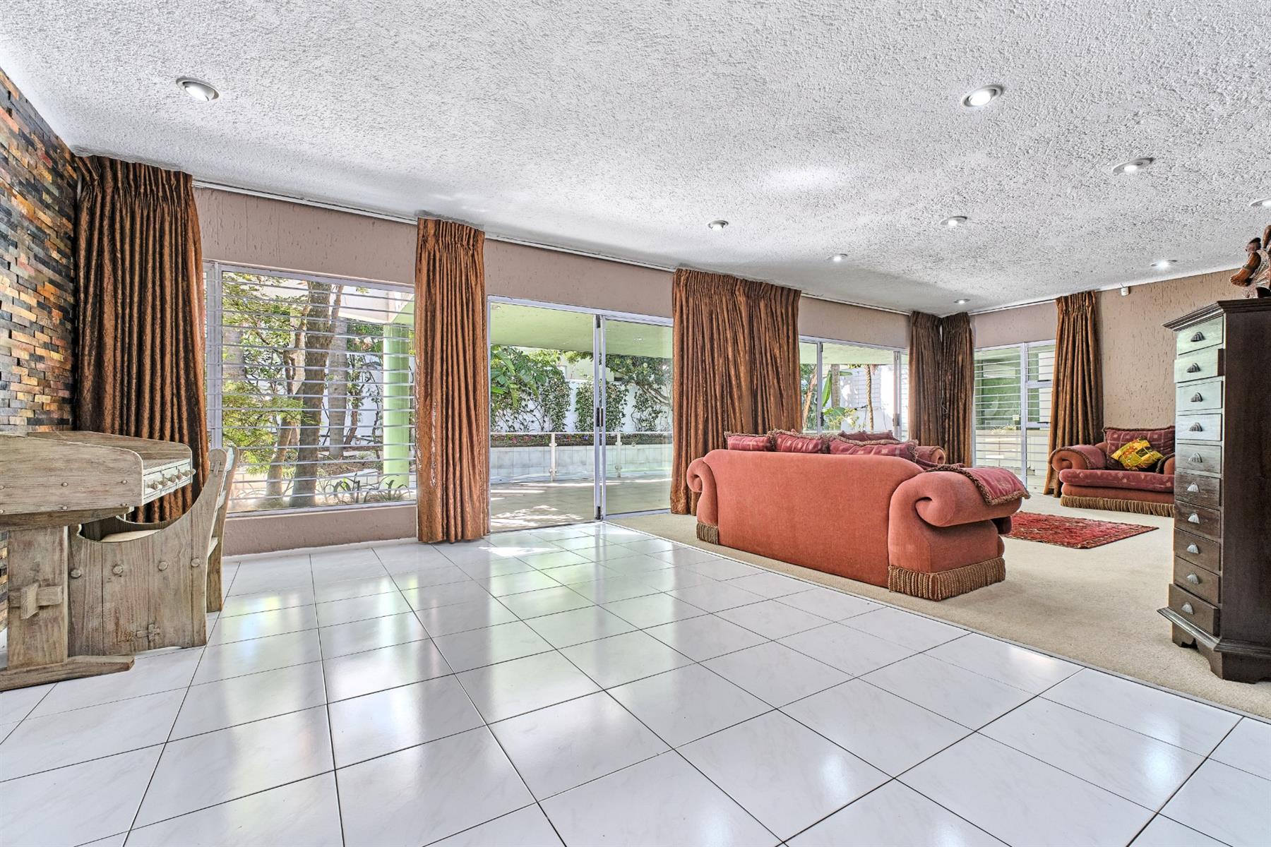 Bright and spacious simplex cluster in prime location, close to everything