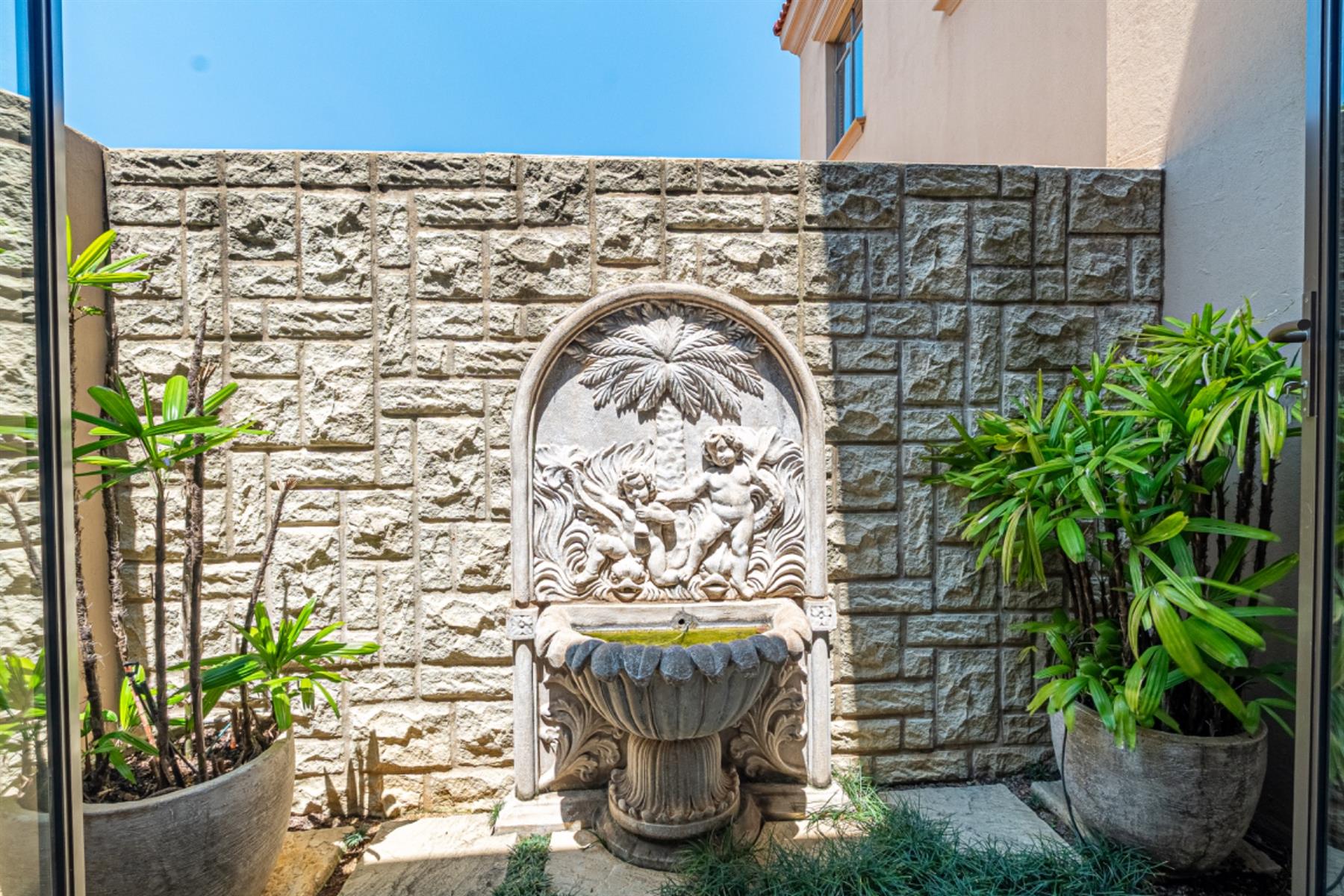 Luxury, Comfort, and Timeless Sophistication in the Prestigious Kyber Fountains Estate