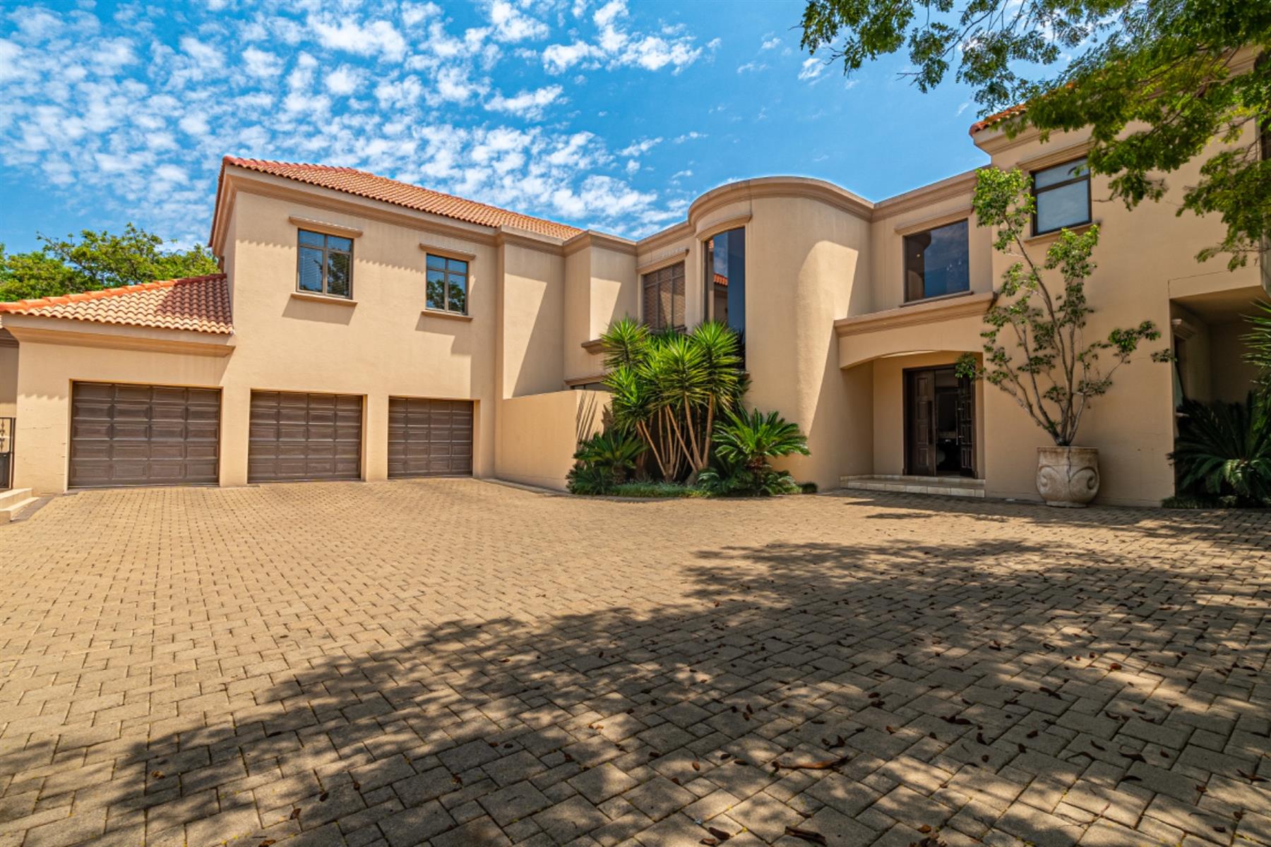 Luxury, Comfort, and Timeless Sophistication in the Prestigious Kyber Fountains Estate