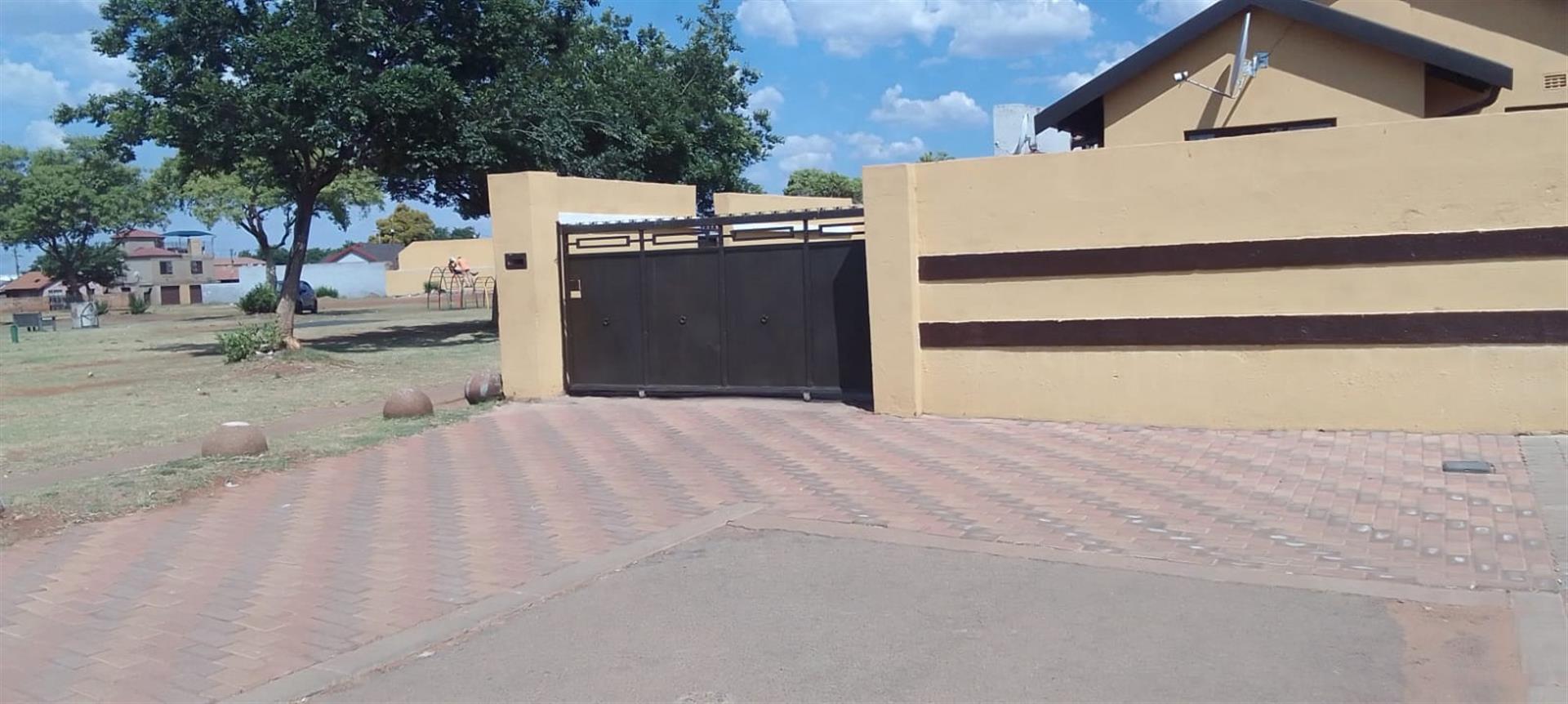 2 Bedroom House For Sale in Protea Glen, Soweto