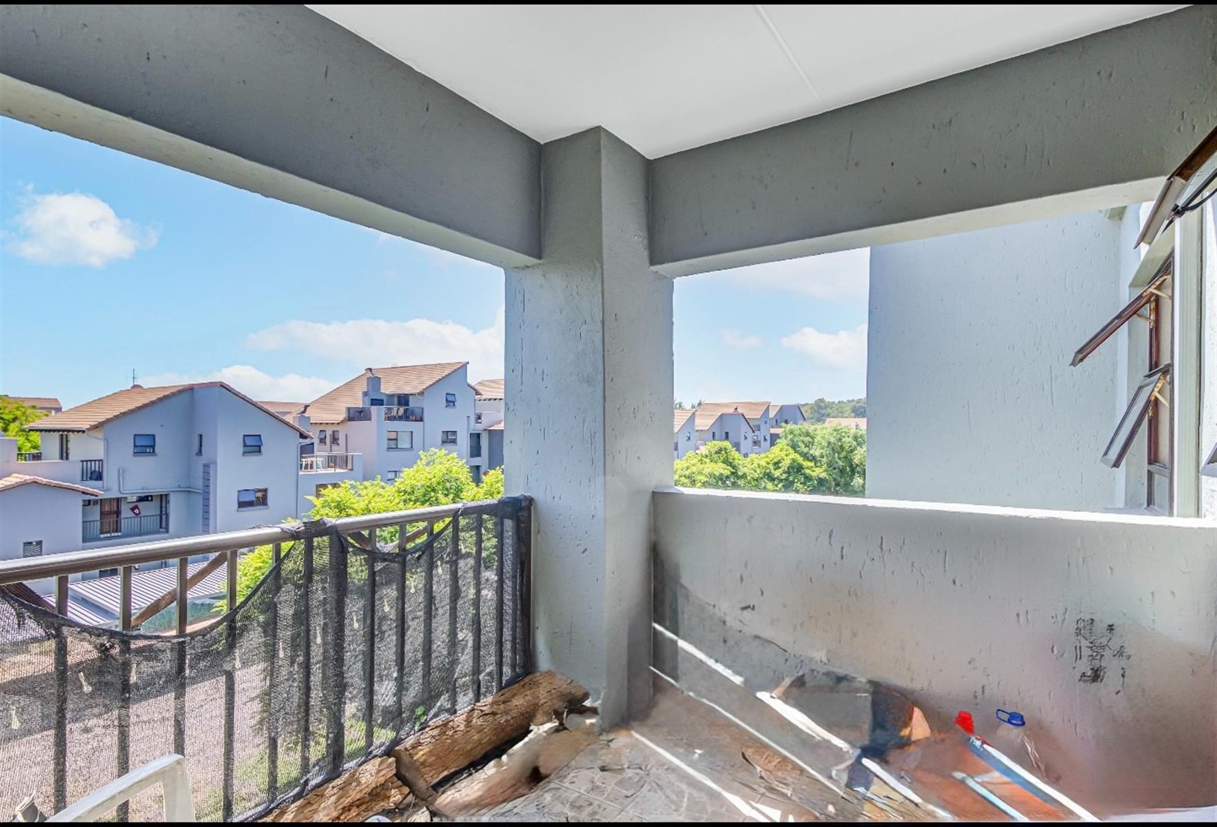 Duplex Apartment For Sale in Paulshof Sandton - 2 bed 2 bath, gas stove, 3 balconies, built-in braai