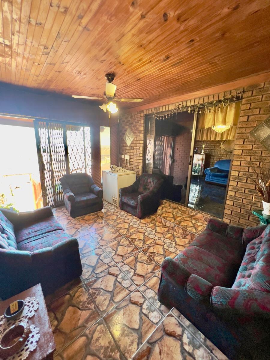 Spacious double storey family home near schools