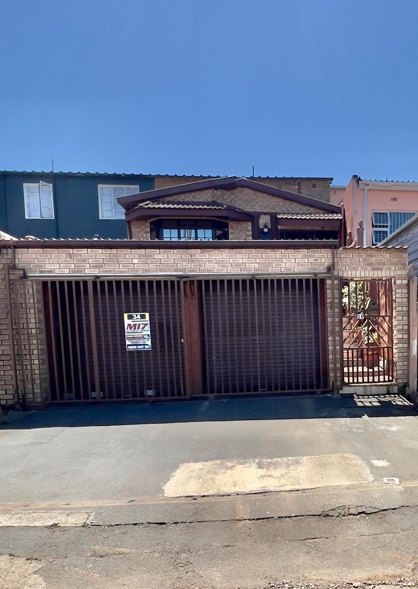 Spacious double storey family home near schools
