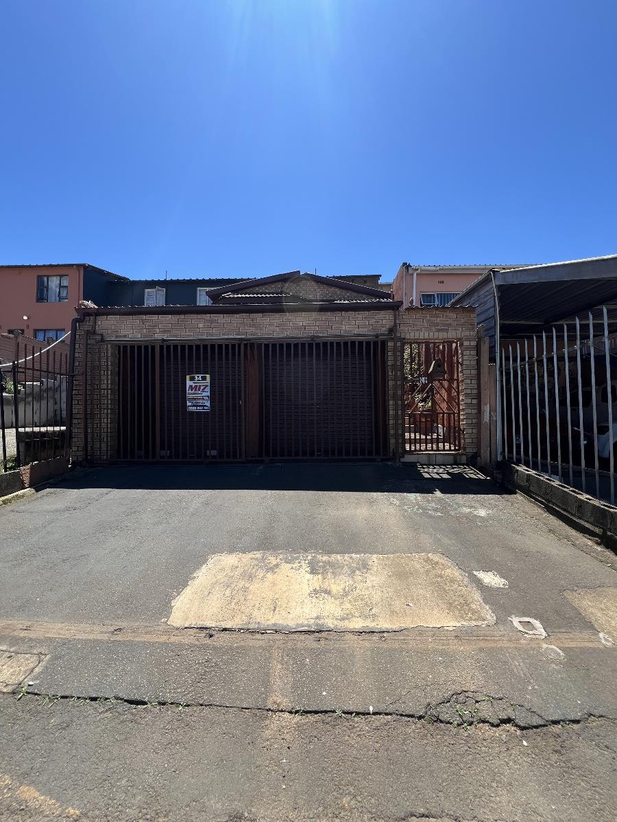 Spacious double storey family home near schools