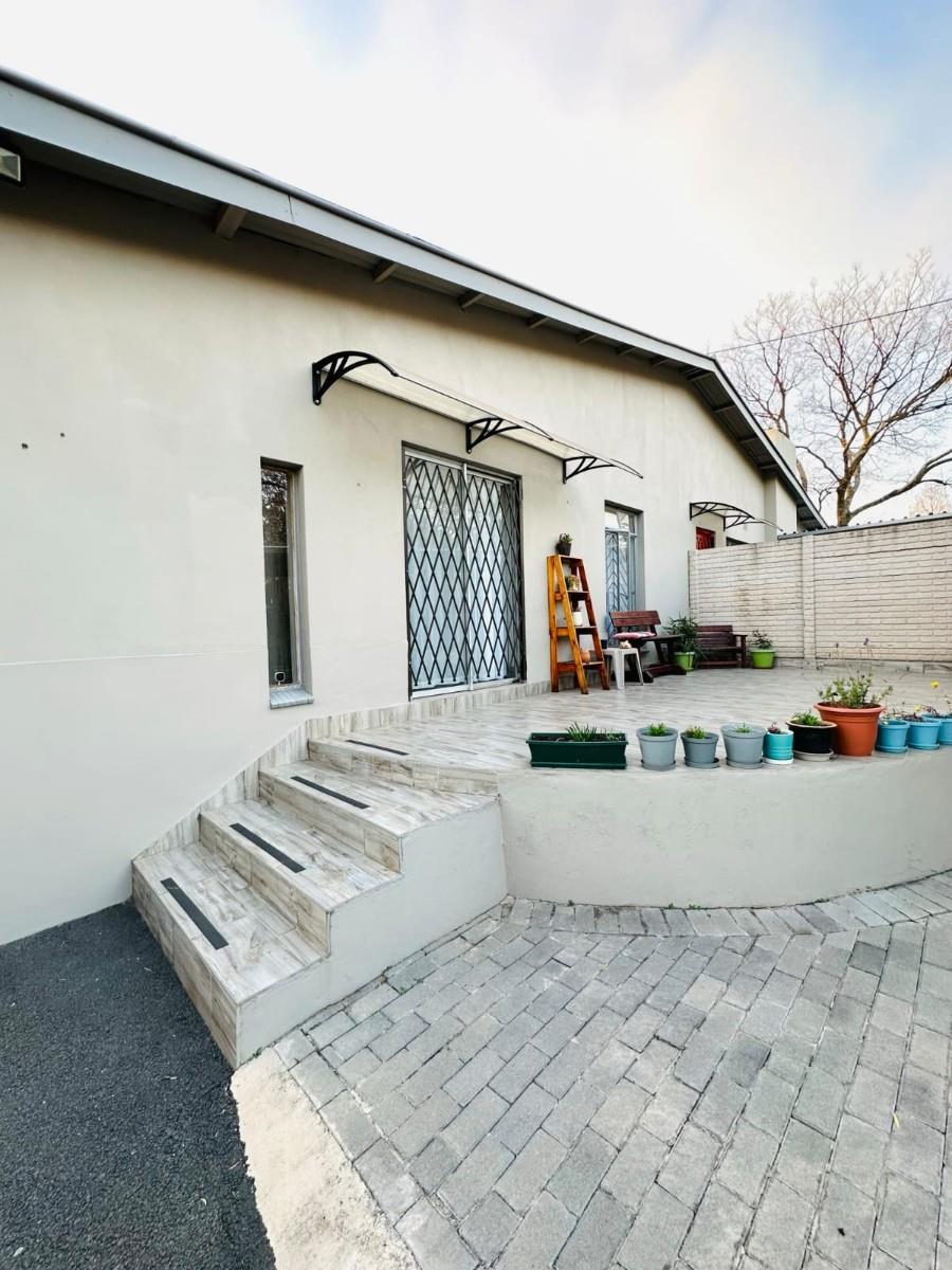 8-Bedroom, 4-Bath Home - No Loadshedding, Excellent Investment Opportunity