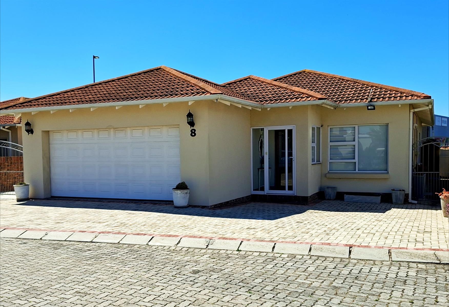 UNDER OFFER / André Theron Realtor / Sole Mandate / Townhouse Parsonsvlei
