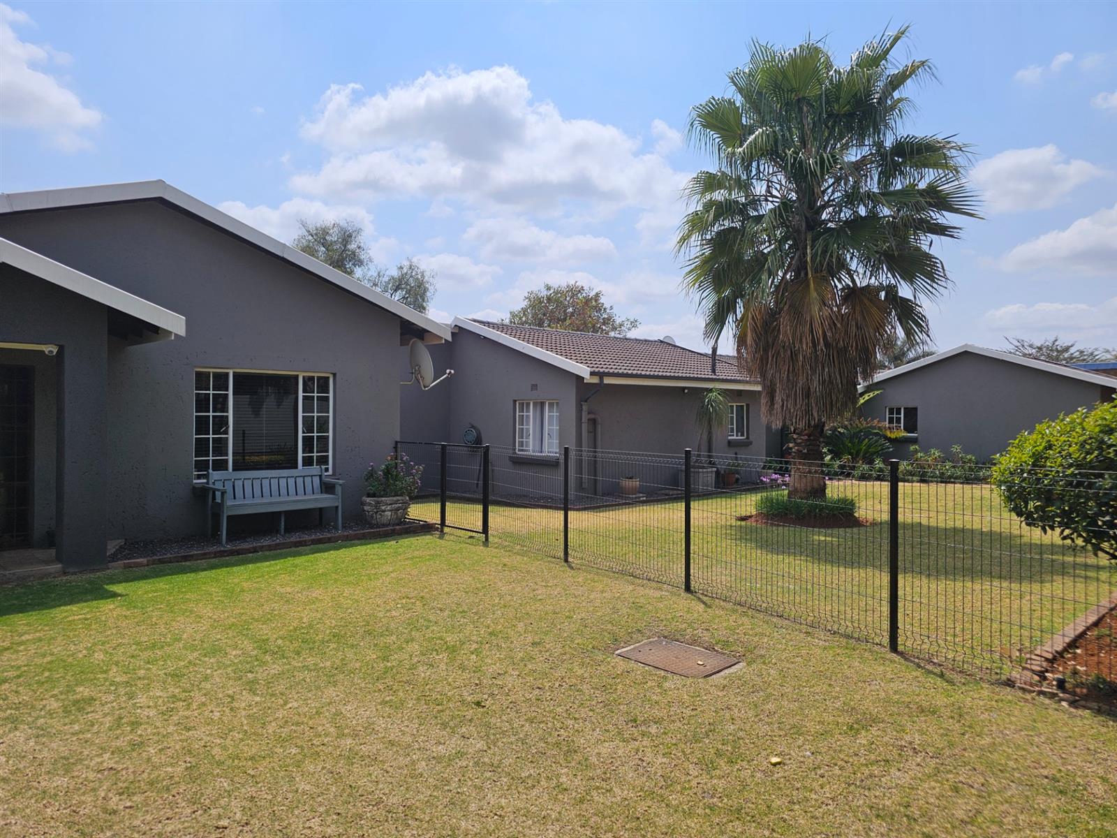 House with one bedroom flat in Aerorand