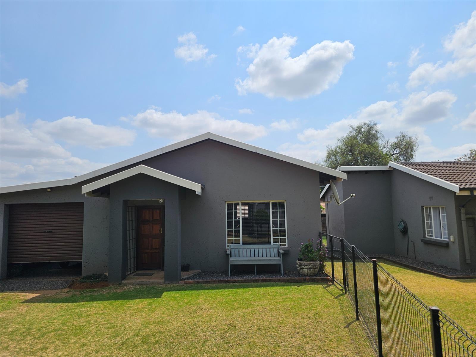 House with one bedroom flat in Aerorand