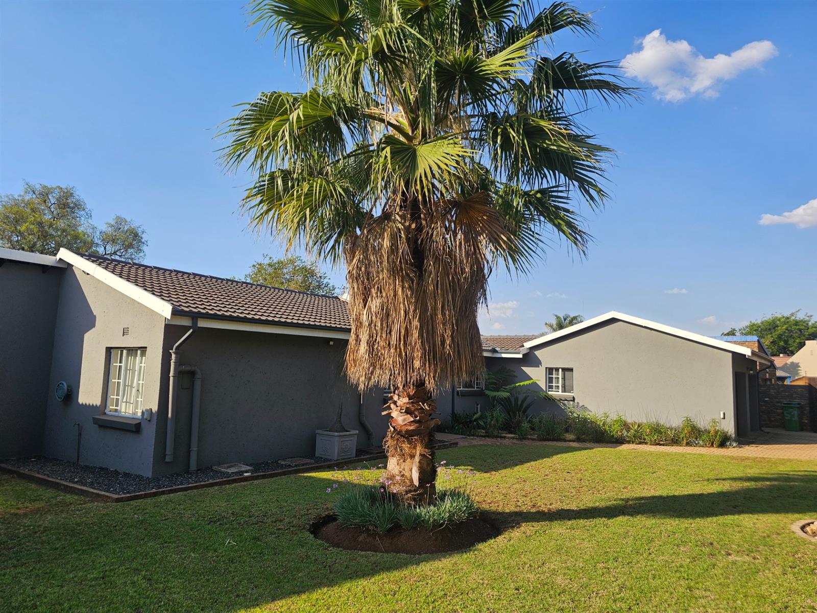 House with one bedroom flat in Aerorand