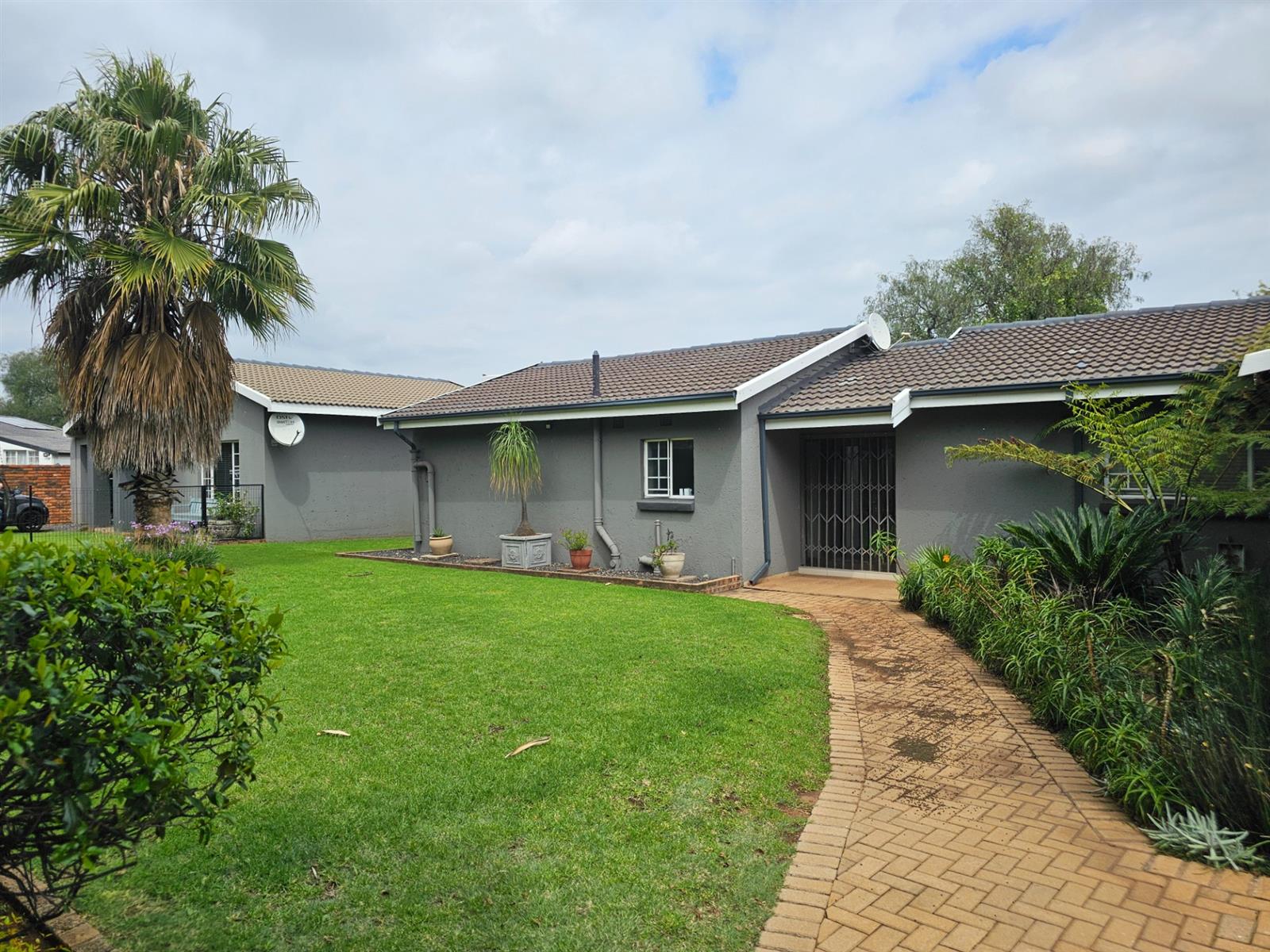 House with one bedroom flat in Aerorand