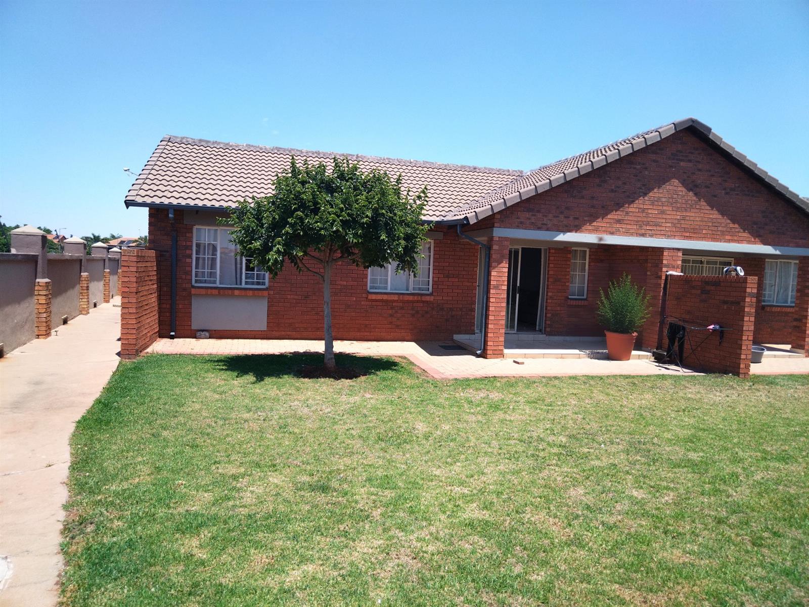 Townhouse For Sale in Monavoni, Centurion