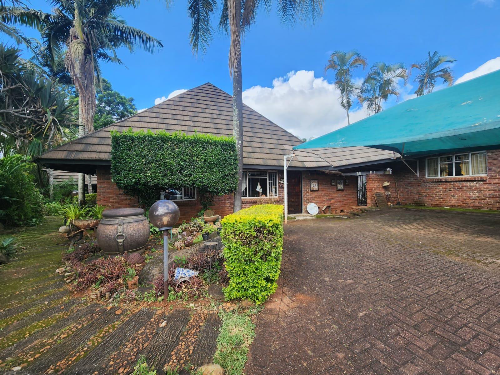 Luxury Family Retreat with Heated Pool, Sauna and Dual-Living Potential in Aqua Park