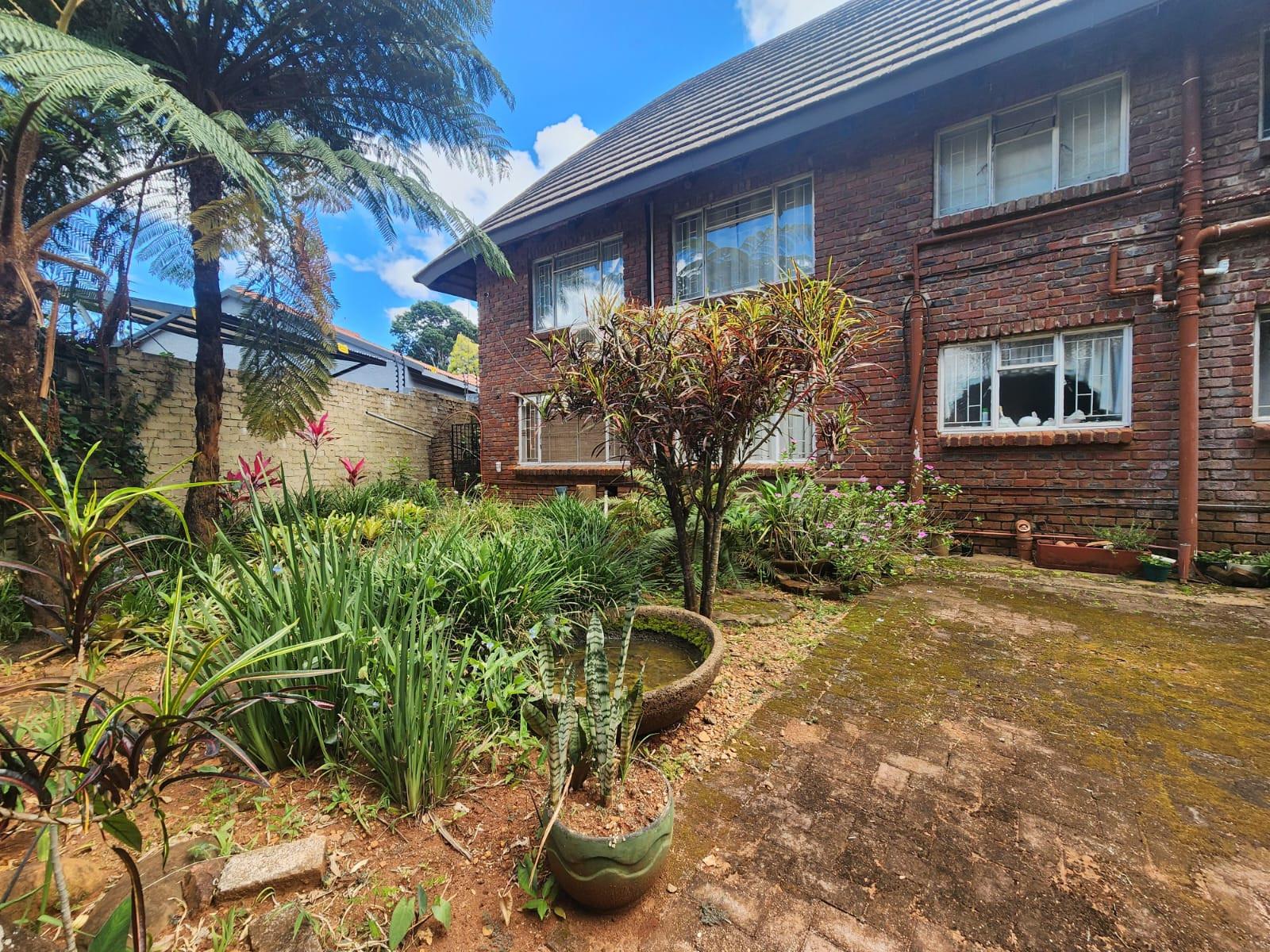 Luxury Family Retreat with Heated Pool, Sauna and Dual-Living Potential in Aqua Park
