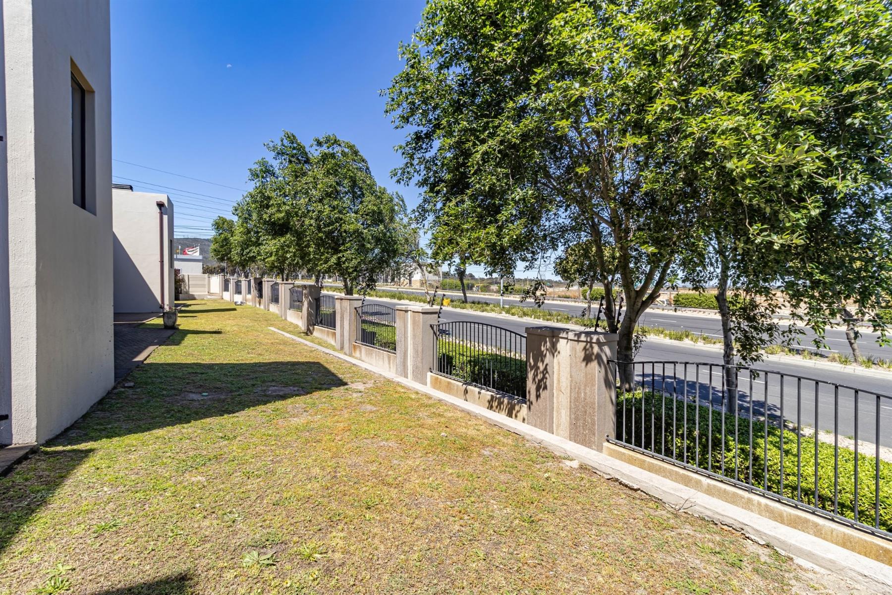2-Bedroom Ground Floor Apartment with Garden Access - Sierra Views, Burgundy Estate