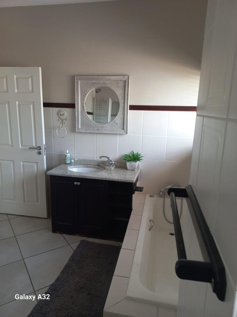Beautiful 4-bedroom, 3-bathroom family home in Shona Langa for sale