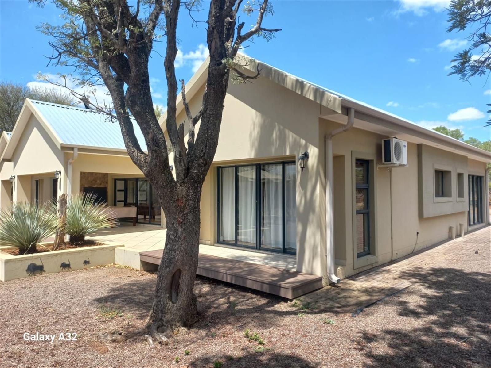 Beautiful 4-bedroom, 3-bathroom family home in Shona Langa for sale