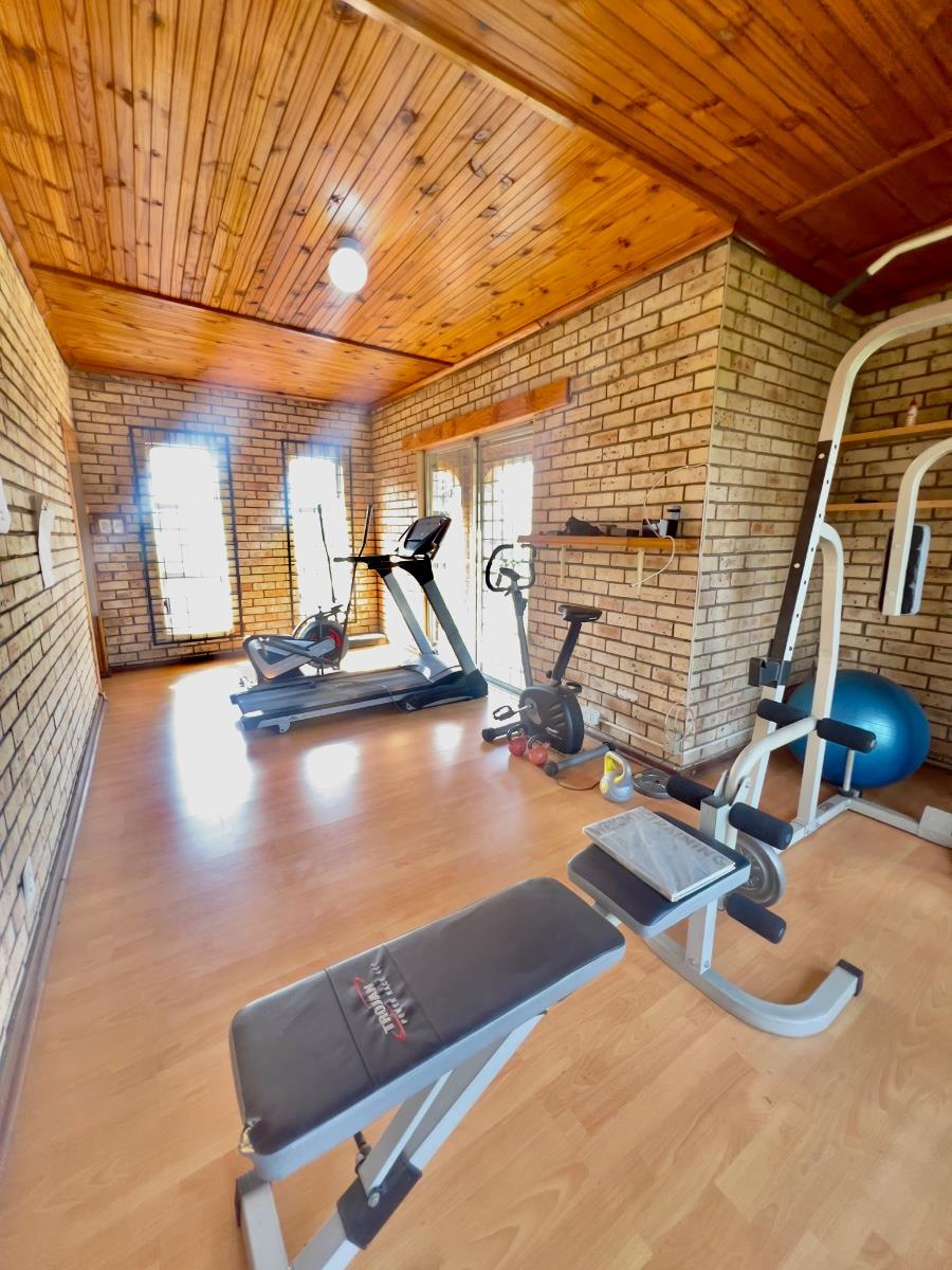Spacious 5 bedroom house family entertainer with pool and braai area