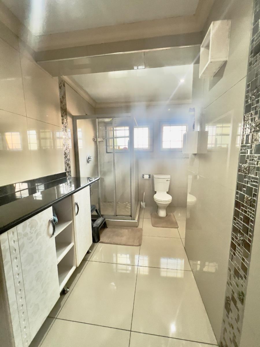 Spacious 5 bedroom house family entertainer with pool and braai area