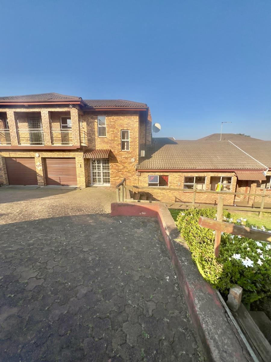 Spacious 5 bedroom house family entertainer with pool and braai area