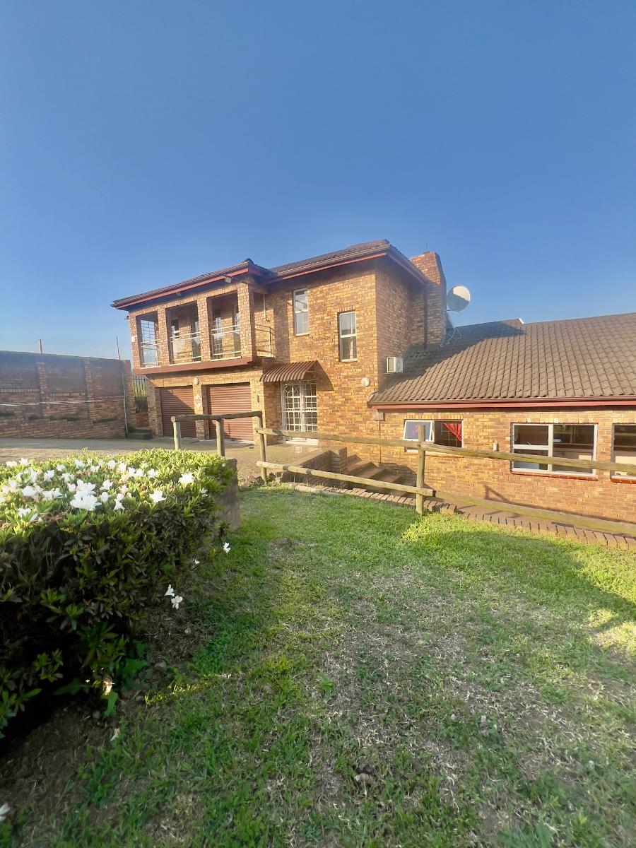 Spacious 5 bedroom house family entertainer with pool and braai area