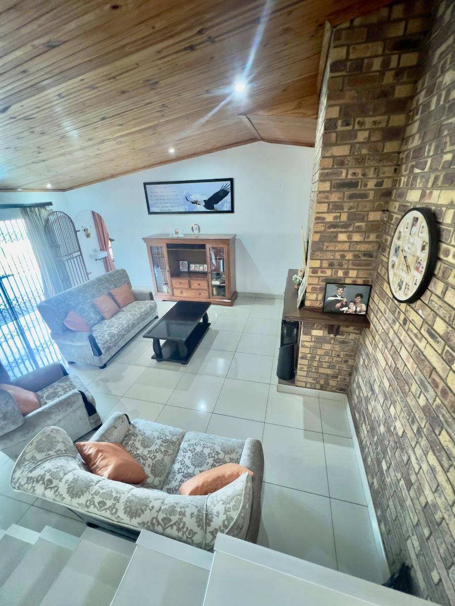 Spacious 5 bedroom house family entertainer with pool and braai area