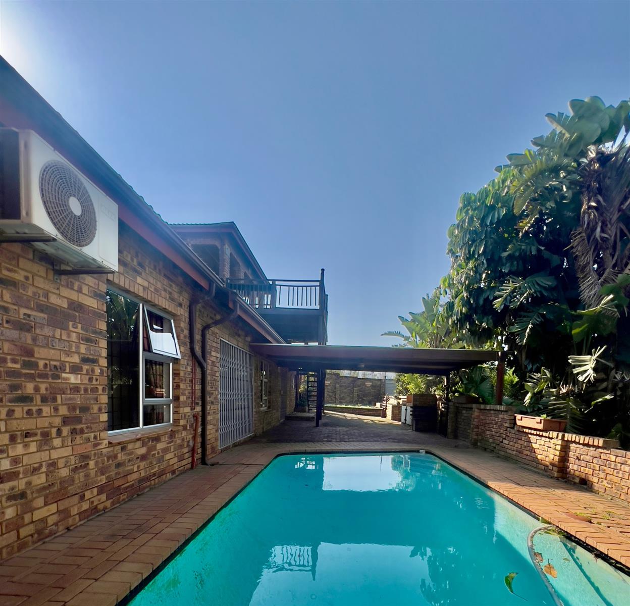 Spacious 5 bedroom house family entertainer with pool and braai area