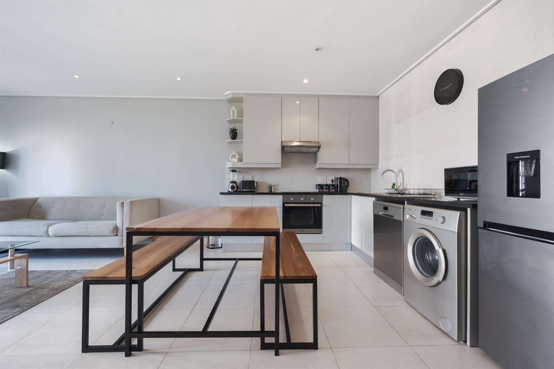Modern 1-Bedroom Airbnb Investment with Table Mountain Views / De Waterkant