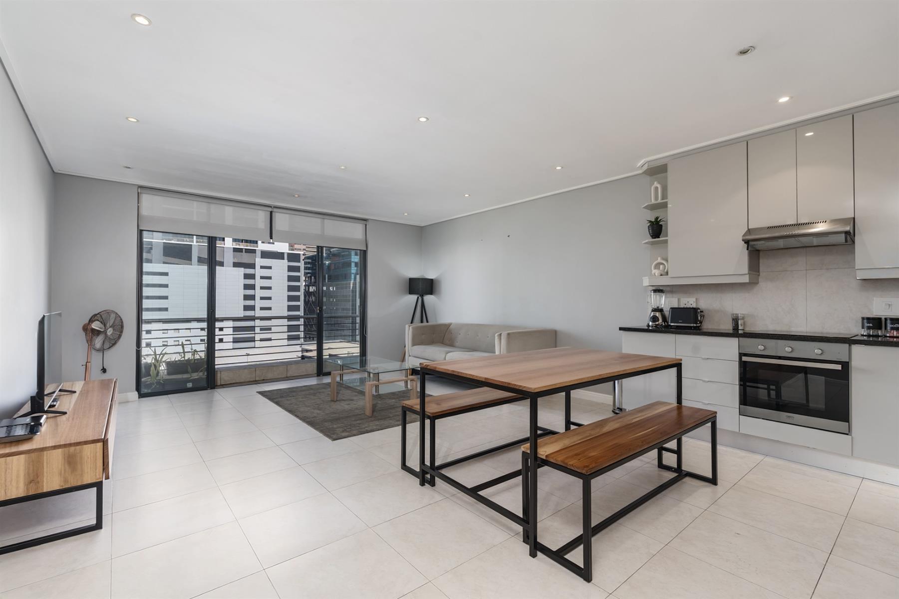 Modern 1-Bedroom Airbnb Investment with Table Mountain Views / De Waterkant