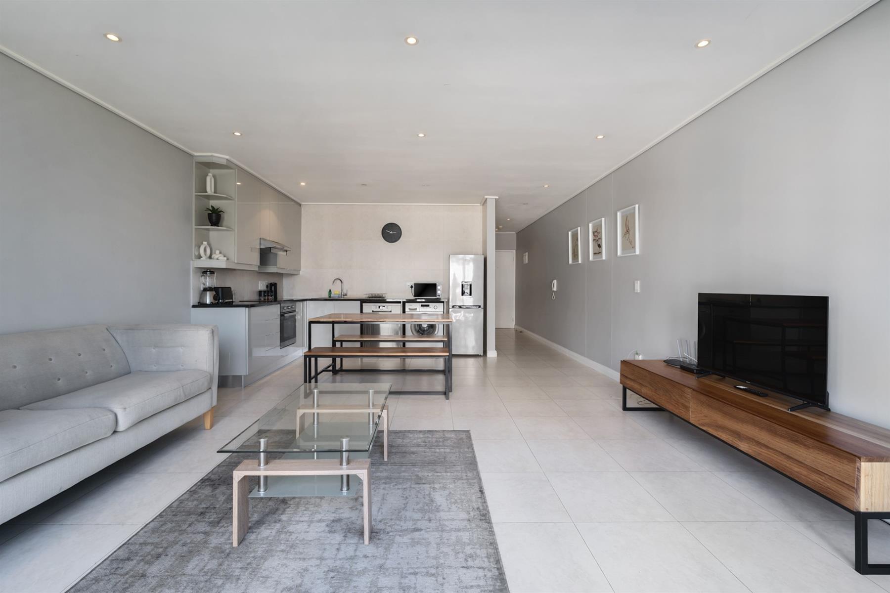 Modern 1-Bedroom Airbnb Investment with Table Mountain Views / De Waterkant