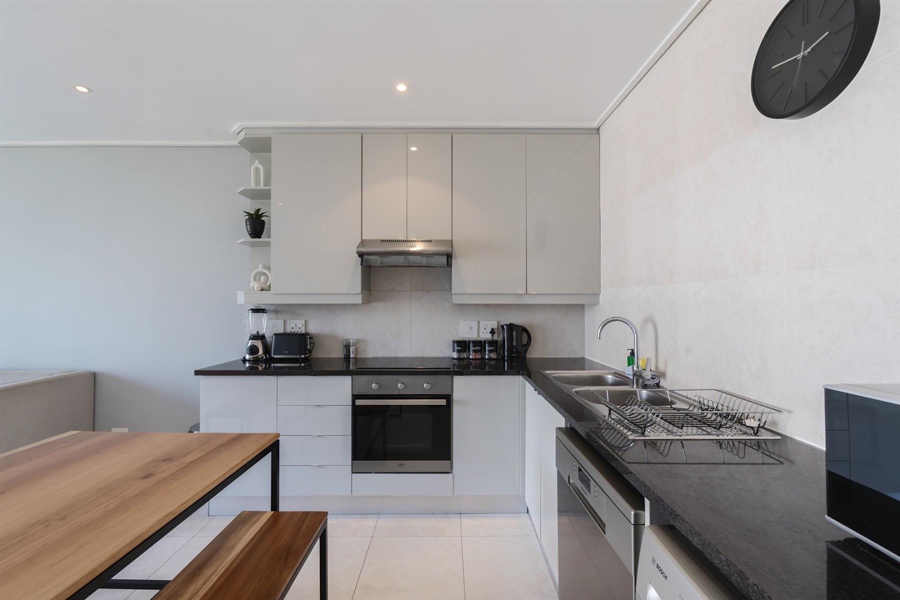 Modern 1-Bedroom Airbnb Investment with Table Mountain Views / De Waterkant