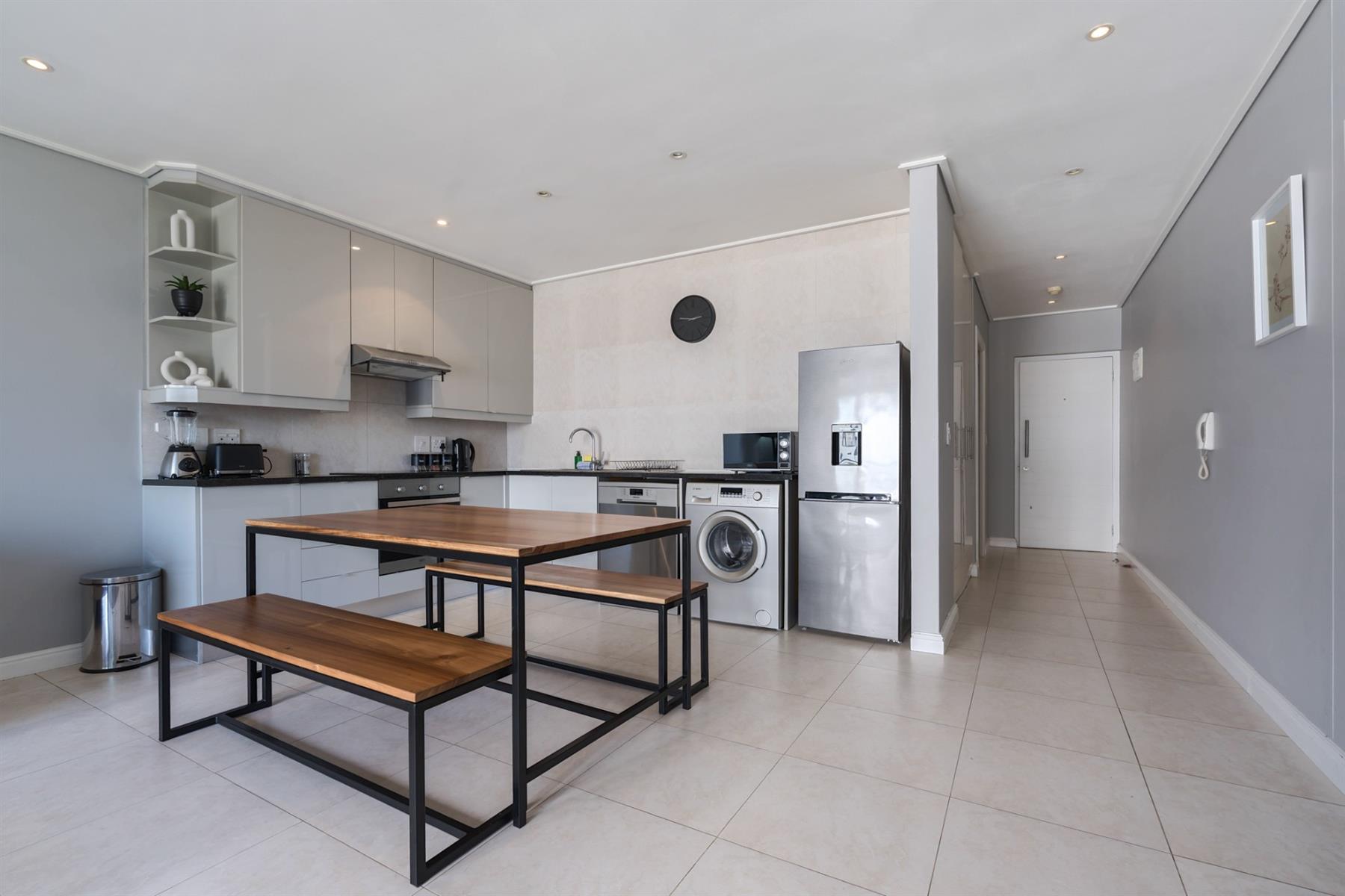 Modern 1-Bedroom Airbnb Investment with Table Mountain Views / De Waterkant