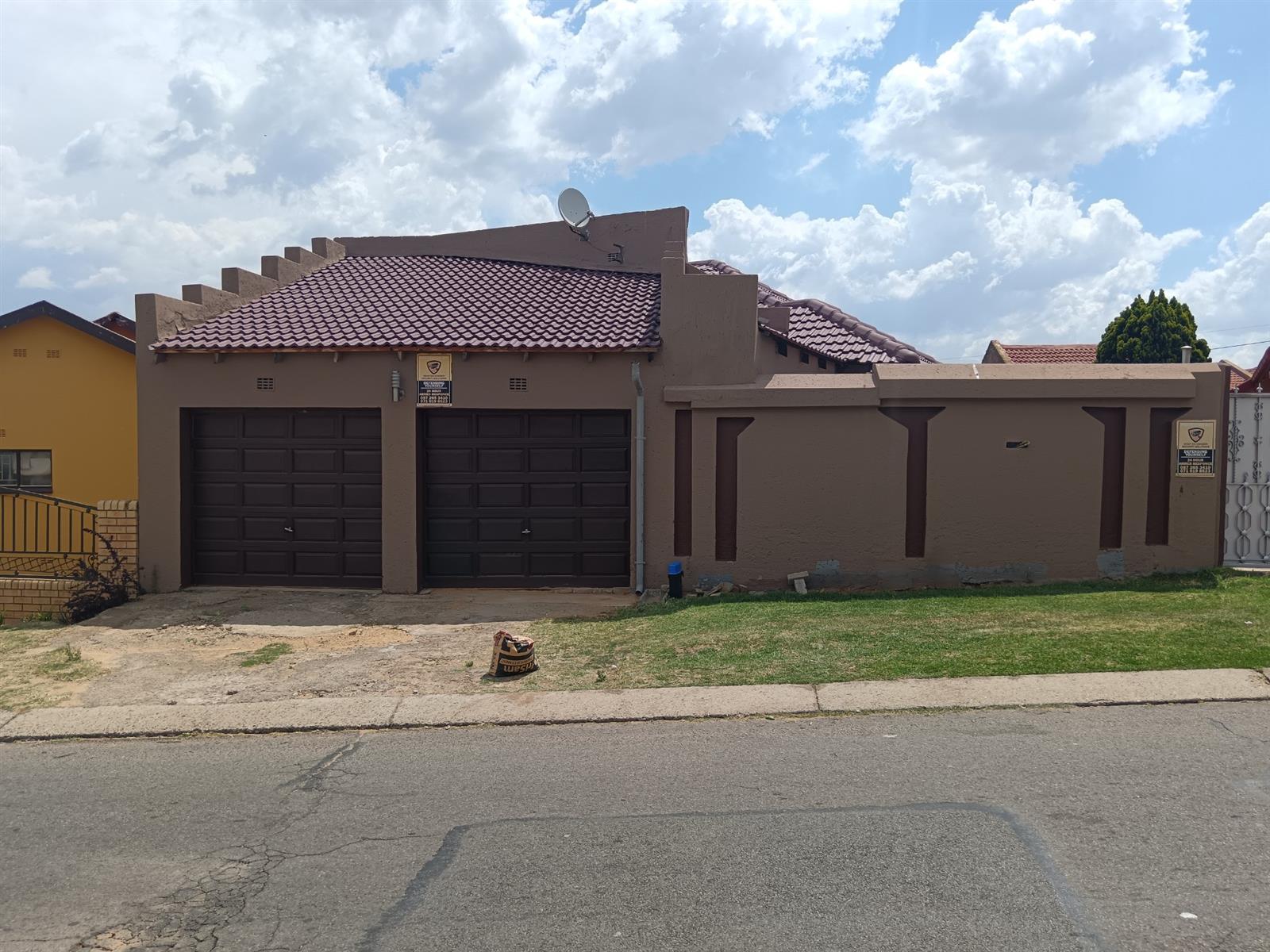 3 Bedroom House For Sale in Diepkloof Zone 3, Diepkloof, Soweto