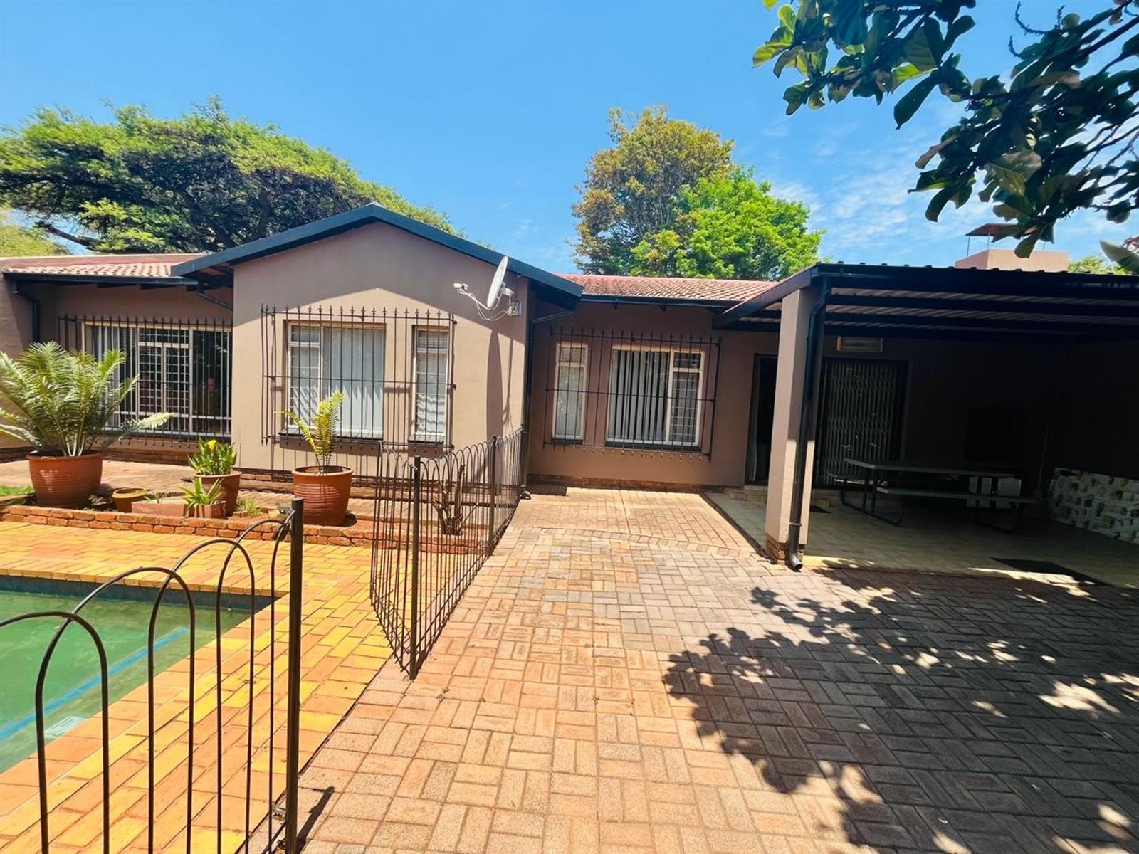 3 Bedroom House For Sale in Theresapark, Akasia