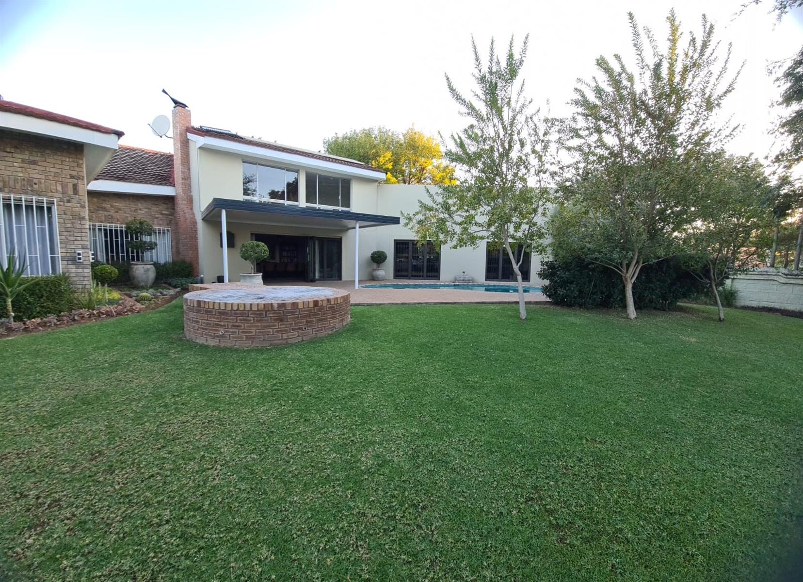 Modern Family Haven & Entertainer’s Dream in Marble Hall!