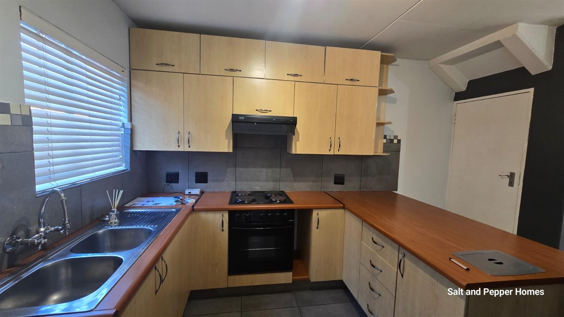 Beautiful 2 Bedroom Townhouse For Sale in Annlin, Pretoria