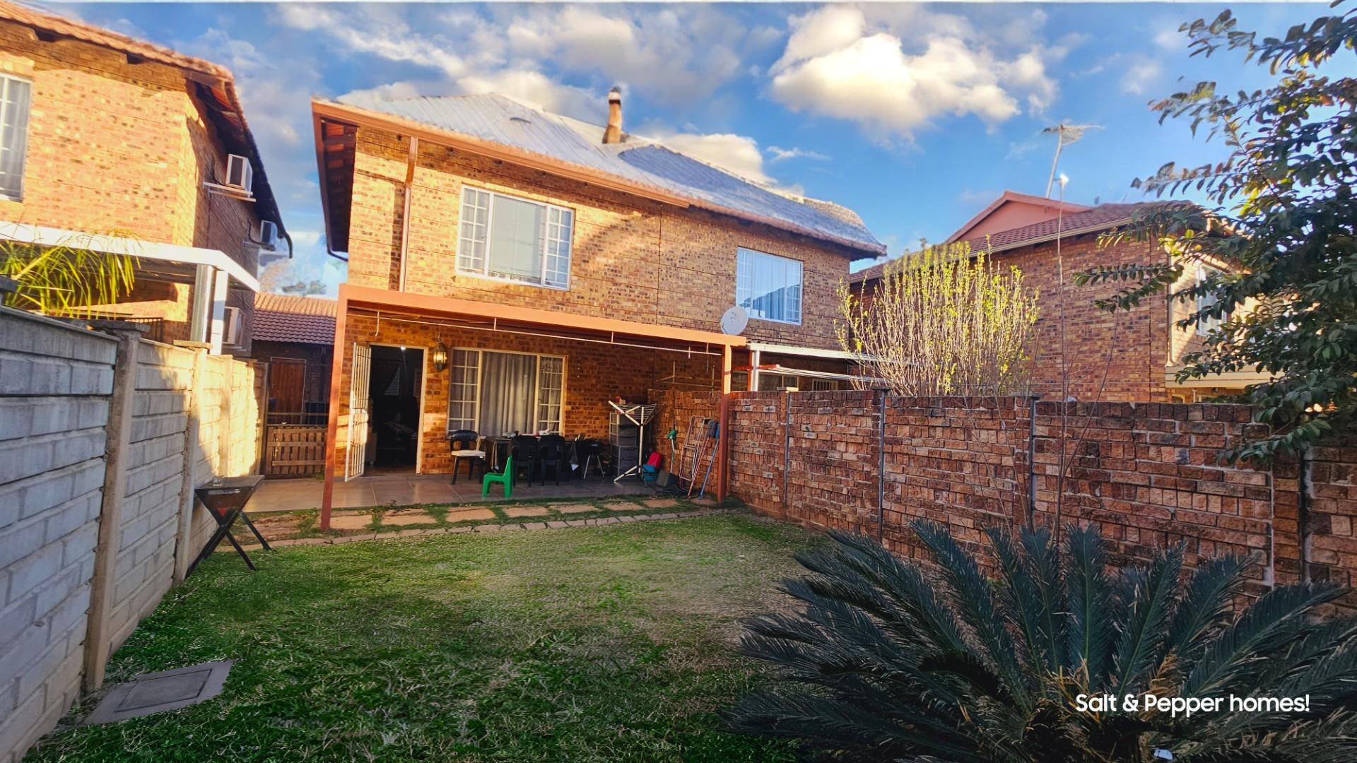 Beautiful 2 Bedroom Townhouse For Sale in Annlin, Pretoria