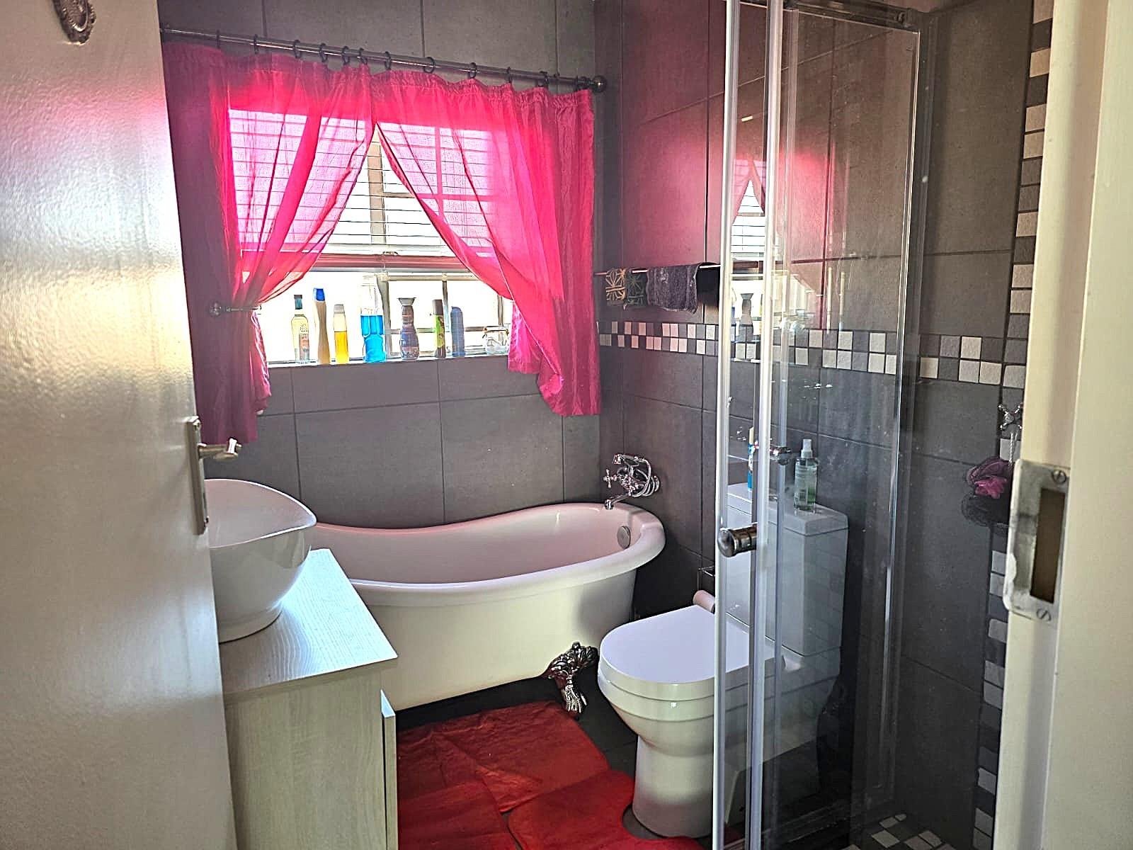 Beautiful 2 Bedroom Townhouse For Sale in Annlin, Pretoria