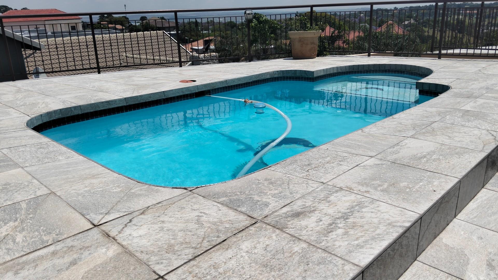 Clearview Estate 4 Beds, 2 Ensuites 1 Family bath + 2 Flatlets Pool, Solar 24Kva Dbl Garage 1536sqm